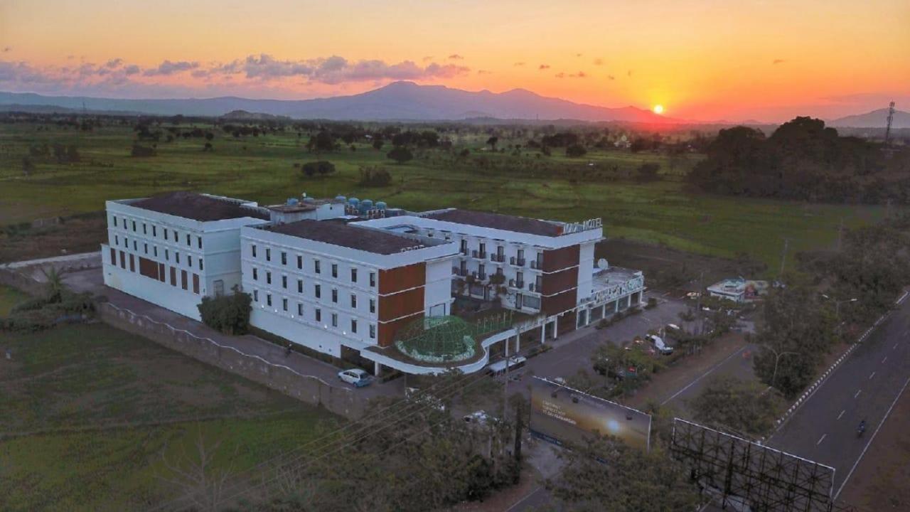 D'MAX Hotel&Convention Lombok Praya Buitenkant foto